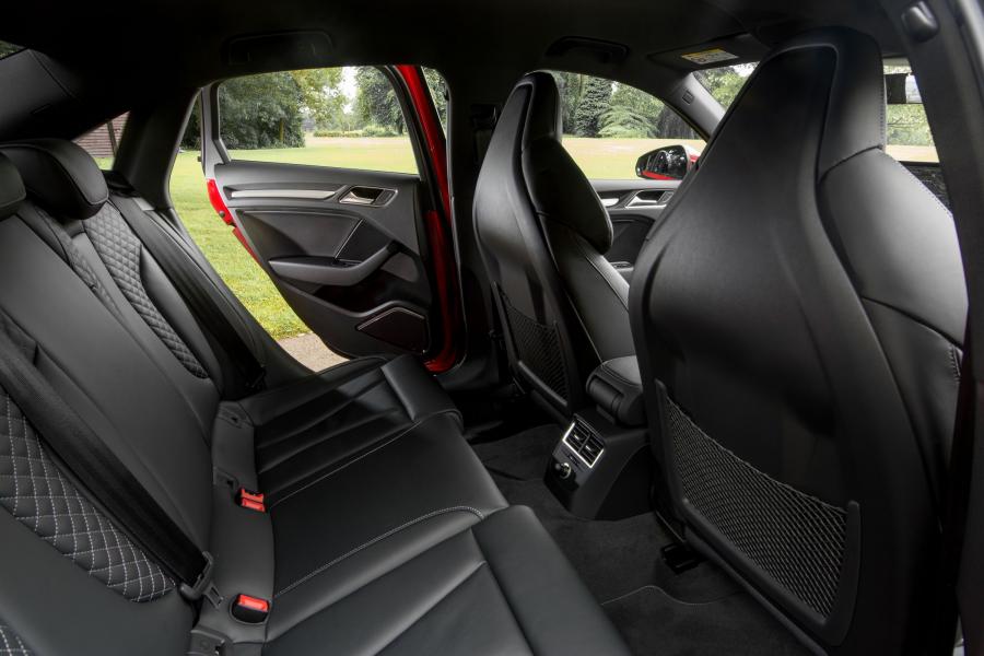 Интерьер Audi A3 Sedan 2.0 TDI S-Line (8V) 2016 года  (UK) (фото 14 из 24)